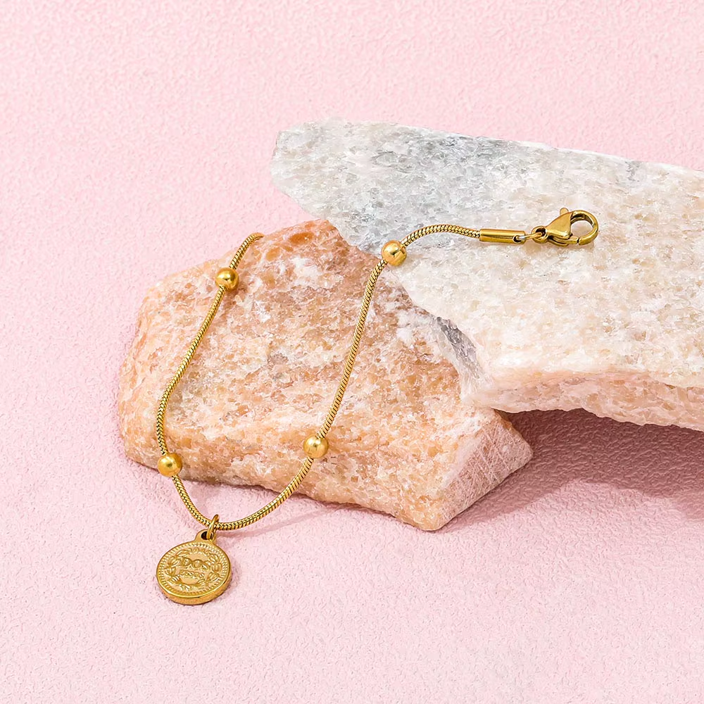 Bracelet en pièces d'or 18K de la marque SELFY, montrant un design élégant en or jaune et blanc.
